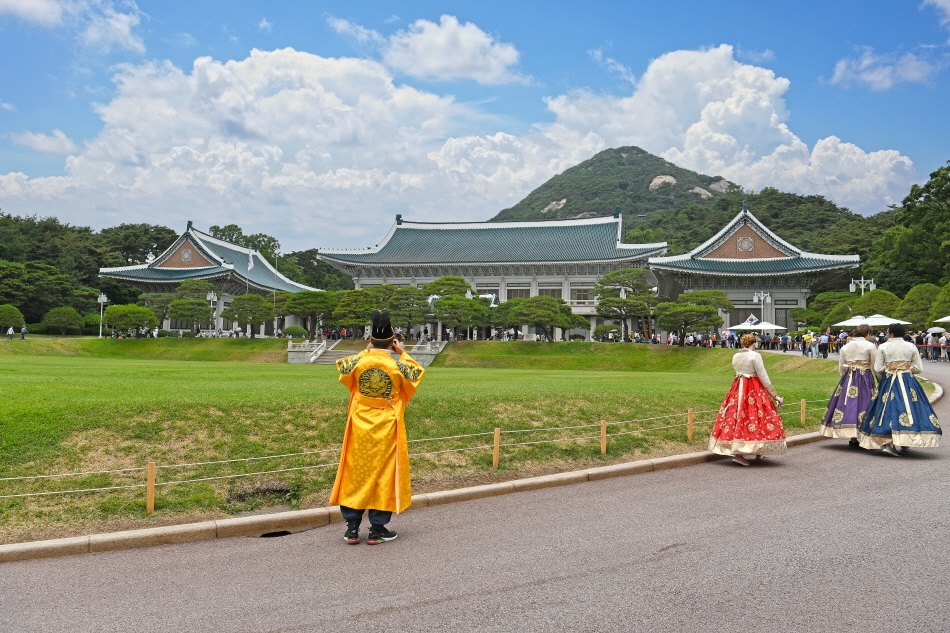 Tourists in Cheong Wa Dae wearing hanbok