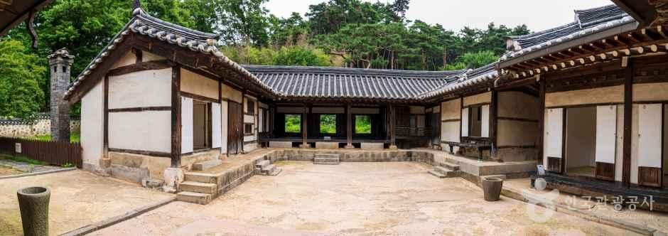 현충사 관광사진