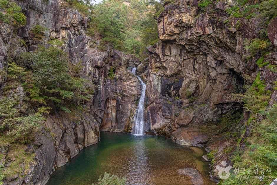Sambuyeon Falls (Hantangang UNESCO Global Geopark)