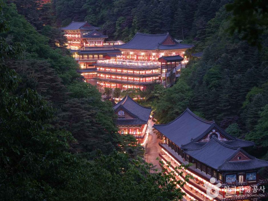 구인사의 야경 · 충청북도 단양군 영춘면, 구인사 · 사진 김남국