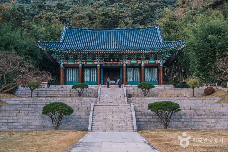현충사 - 충청남도 아산시 염치읍 현충사길 126 관광 명소