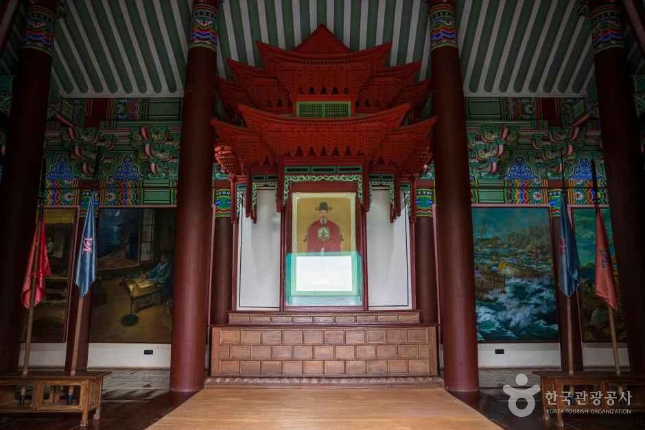 현충사 관광사진