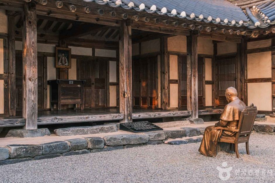 Portrait of Saint Andrew Kim Dae-geon and Statue of Pope Francis