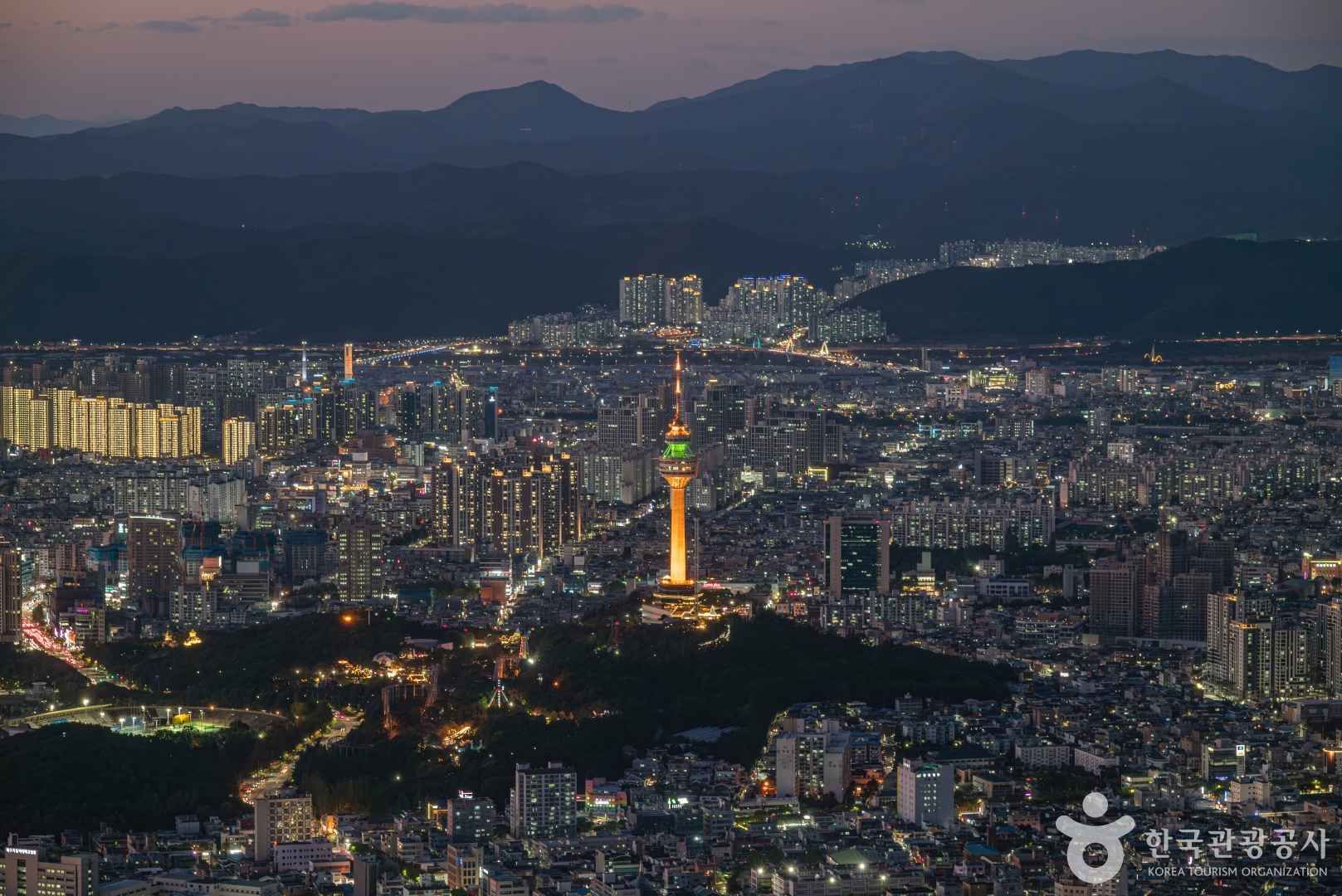 アプ山公園展望台から眺める大邱中心部の夜景