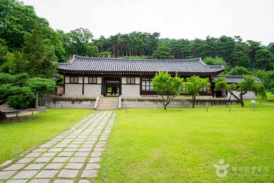 현충사 관광사진