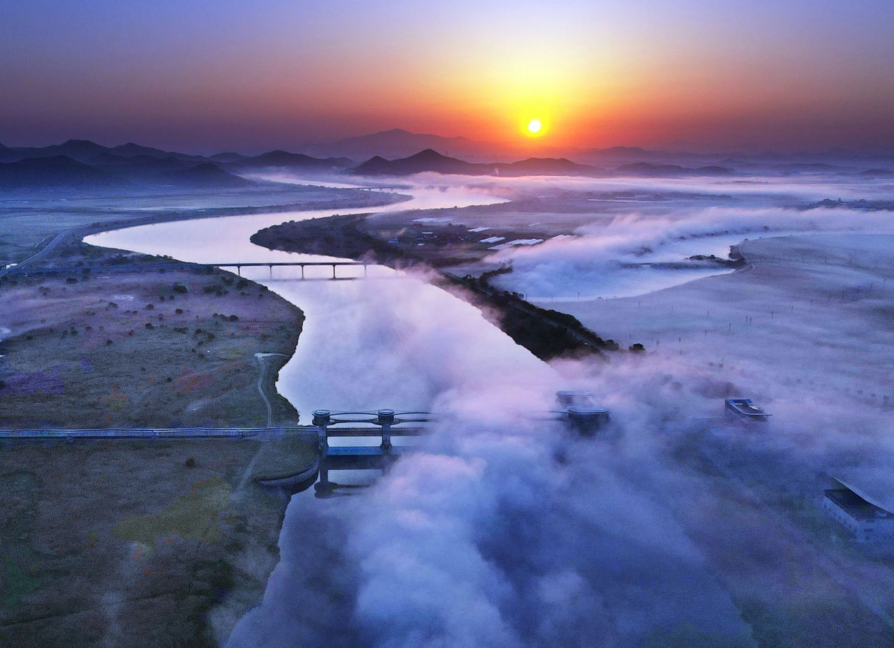 물안개가 빚은 한폭의 수채화