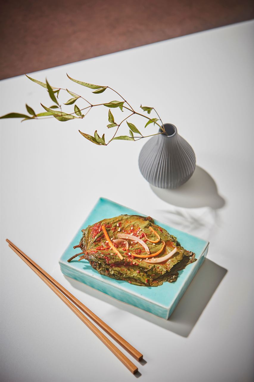 Kkaennip-ji, pickled perilla leaves; perilla oil is pressed from the seeds of the same plant. ⓒ한국관광공사 포토코리아-알렉스 분도 (Korea Tourism Organization, KOGL Type 1)