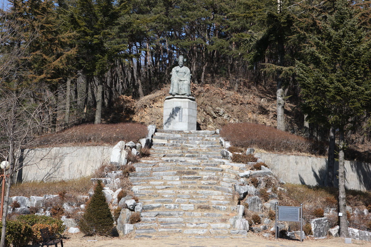 면암최익현선생동상