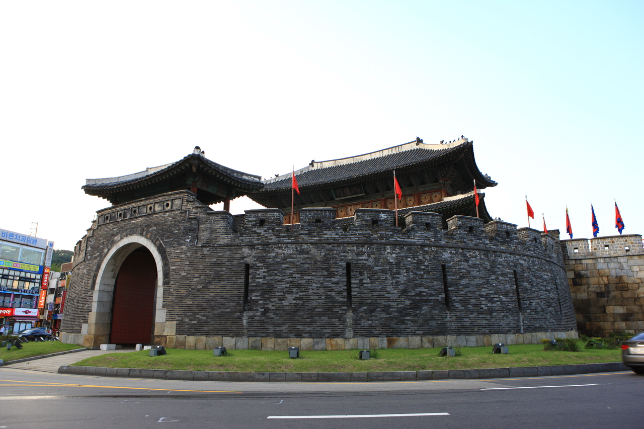 Tea in front of Paldalmun Gate