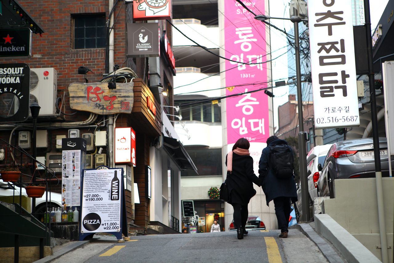 Sinsa Station, into Garosu-gil